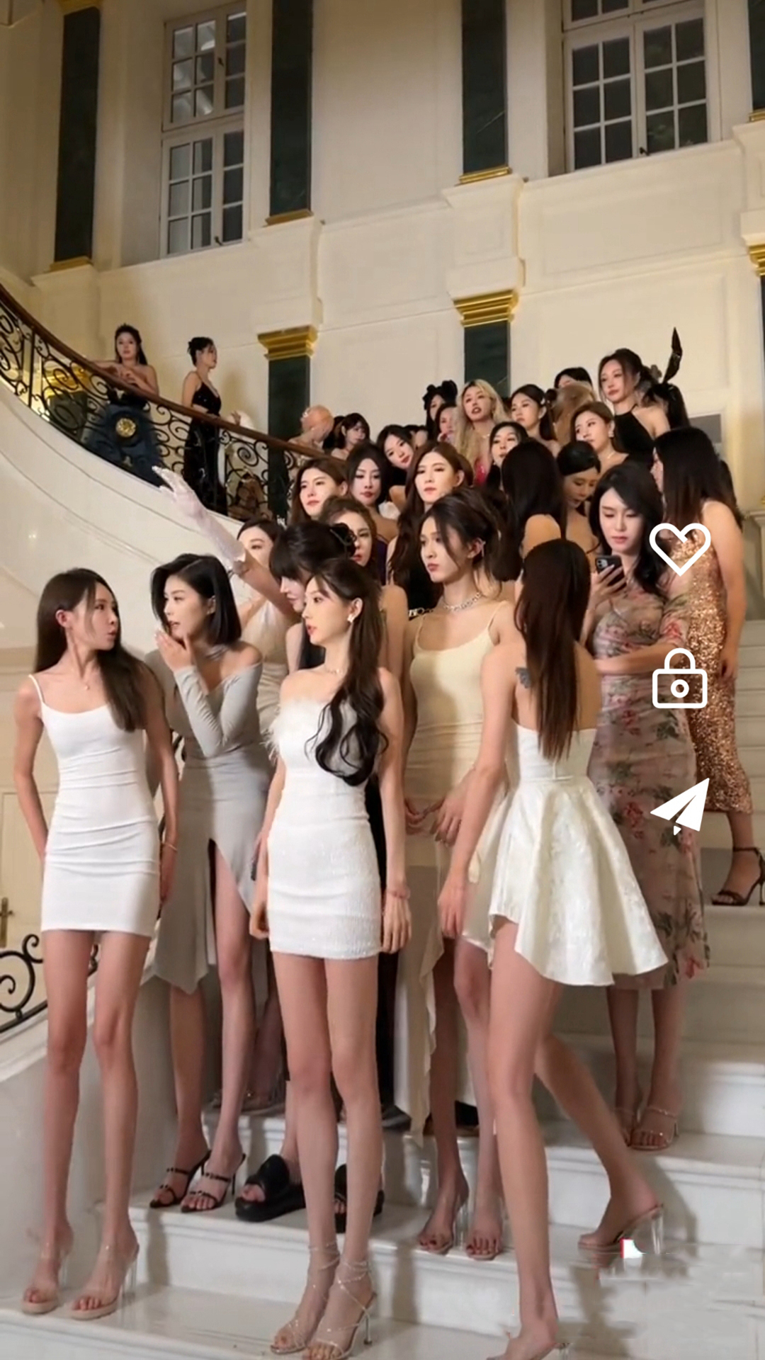 女孩的靴子陷入沼泽截图